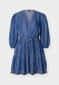 Μπλε φόρεμα από τζιν με επικάλυψη, φουσκωτά μανίκια τριών τετάρτων, φούστα με στρώσεις και ζώνη μέσης σε ταίρι χρώμα σε απλό φόντο.