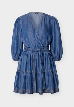 Sinine teksariidest kihiline kleit kolmeveerandvarrukate ja õlgadel volangide ning vöösideme paelaga, ühtlase taustaga.