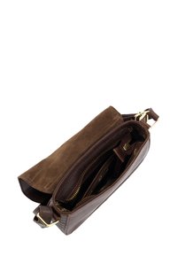 Brun læder crossbody taske med en ruskindslåg, guldfarvet hardware og flere indvendige rum med lynlåslukninger og et mønstret for. 