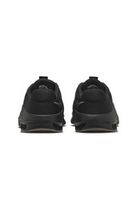 Scarpe sportive nere con parte superiore texture, suole in gomma e un accento del logo in contrasto. Caratterizzate da un tassello per una facile vestibilità.
