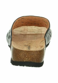 Zwarte slidesandaal met een kurken voetbed, een gemêleerd interieur en een uitgesneden bovenkant. De rubberen outsole biedt grip en duurzaamheid.