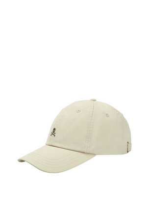 Gorra de béisbol beige con una pequeña calavera y huesos cruzados negros bordados en el panel frontal izquierdo.