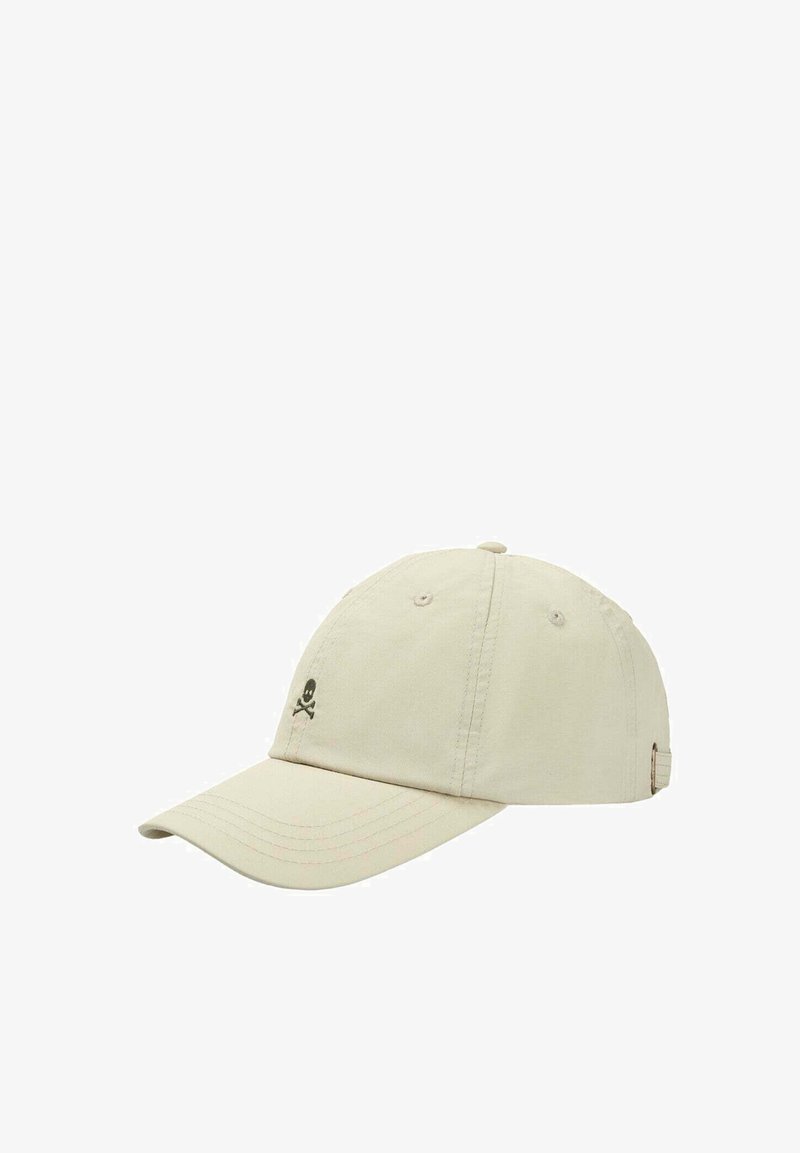 Cappellino da baseball beige con un piccolo teschio e ossa incrociate nere ricamati sul pannello anteriore sinistro.