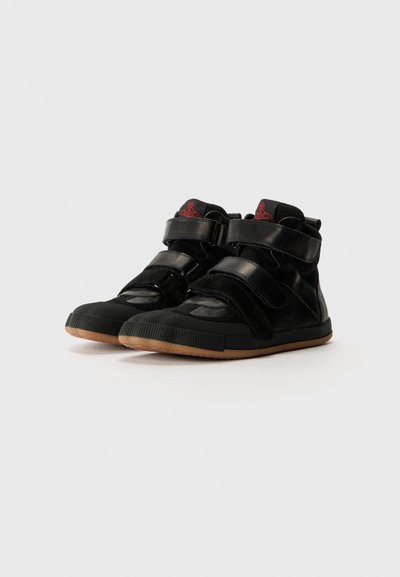 Schwarze High-Top-Sneaker aus Leder und Mesh mit Klettverschlussriemen, Gummisohlen und einem roten Logodetail an der Zunge.