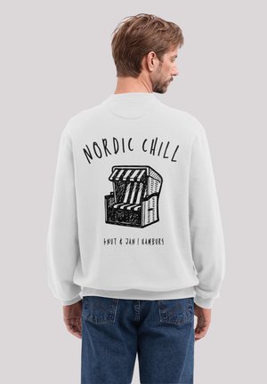 Weißes Sweatshirt mit einem schwarzen Grafikbild eines Strandstuhls und dem Text "NORDIC CHILL" sowie "KNUT & JAN | HAMBURG" darüber und darunter gedruckt.