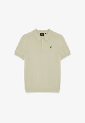 Polo beige à manches courtes avec col, deux boutons et un petit logo d’oiseau jaune et noir sur la poitrine gauche.