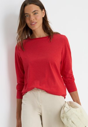 Rood gestreepte lange mouwen top met een ronde hals, gecombineerd met beige broek. Heeft een losse pasvorm en een zachte textuur.