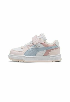 Sneaker bassa per bambini in pelle bianca, rosa chiaro e blu, con cinturino in velcro e suola in gomma, progettata per un uso casual.