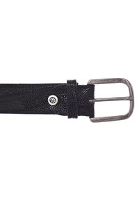 Cinturón de cuero negro con acabado texturizado, que presenta una hebilla plateada de doble punta y un lazo para asegurar el extremo. Detalle del logo circular incluido.