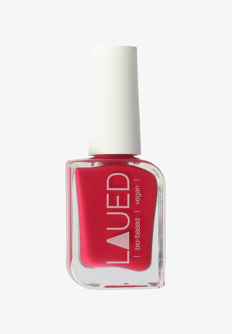 Lebhafte rote vegane Nagellack in einer klaren Glasflasche mit quadratischer Form und einem matten weißen Deckel. Das Etikett enthält Informationen zu den Inhaltsstoffen.