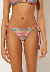 Bikini-Höschen in vielen Farben mit horizontalen Streifen in leuchtenden Farben. Seitliche Bindebänder ermöglichen eine verstellbare Passform, gefertigt aus glattem Material.