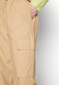 b.young BYDEMETE - Παντελόνι cargo - tiger's eye