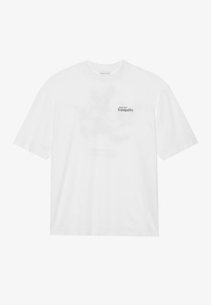 Bijela pamučna majica s kratkim rukavima, koja sadrži prednji ispis s natpisom "Uzleti u Tranquility" u crnoj i zelenoj boji.