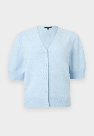 Cárdigan azul claro de manga corta con cuello en V, cinco cierres con botones cubiertos, puños y bajo acanalados, hecho de tela suave y texturizada.