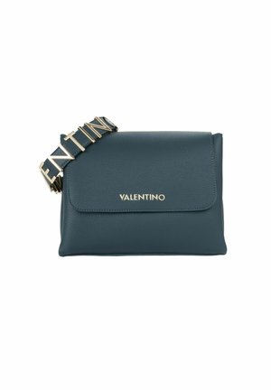 Sac à bandoulière en cuir bleu foncé Valentino avec fermeture à rabat et large bandoulière ornée de grandes lettres dorées épelant Valentino.