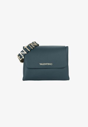 Sac à bandoulière en cuir bleu foncé Valentino avec fermeture à rabat et large bandoulière ornée de grandes lettres dorées épelant Valentino.