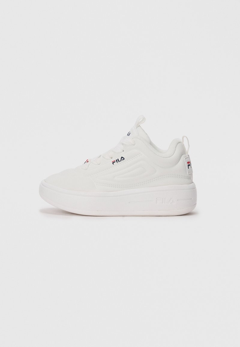 Baskets basses blanches FILA avec semelle épaisse, design à lacets et logo de la marque sur le côté, la languette et l'onglet du talon, présentées sur un fond uni.