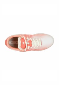 Chaussures de course Lotto, présentant une tige en mesh dégradé rose et blanc, des lacets blancs, et une semelle en caoutchouc texturée avec un accent de logo.