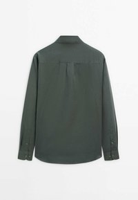 Groene longsleeve shirt, met knoopslechtskraag, details op de rug, en knoopmanchetten. Gladde, lichte stof met een subtiele glans.
