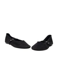 Bailarinas de ante negro con punta redonda, tacón bajo y una correa ajustable con detalle de hebilla plateada. Textura suave y diseño minimalista.