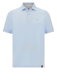 Polo de manga corta azul pálido, hecho de una tela suave, con cuello clásico, tapeta de tres botones y un pequeño detalle de logo en el pecho.