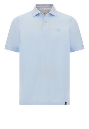 Polo shirt bleu pâle à manches courtes en tissu doux, présentant un col classique, une patte de boutonnage à trois boutons et un petit logo sur la poitrine.