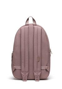 Zaino in tessuto rosa con design arrotondato, dotato di spallacci imbottiti, manico superiore e tasca con zip sul lato.
