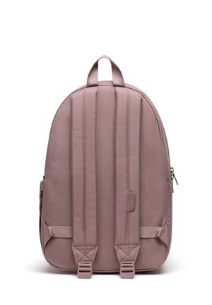 Růžový látkový batoh s kulatým designem, má polstrované popruhy, horní rukojeť a zipovou kapsu na boku.