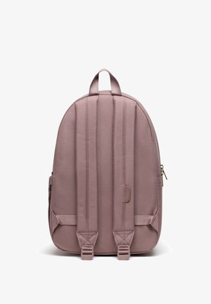 Mochila de tela rosa con un diseño redondeado, que cuenta con correas acolchadas, un asa superior y un bolsillo con cremallera en el lateral.