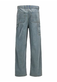 Světle modré džínové kalhoty s širokými nohavicemi, pohled zezadu, s dvěma velkými zadními kapsami a menší boční kapsou na pravé noze.