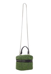 Borsa a tracolla verde con perline, dalla forma squadrata, con catena argentata, accenti in pelle nera e chiusura a zip. Presenta una superficie testurizzata e un motivo a griglia.