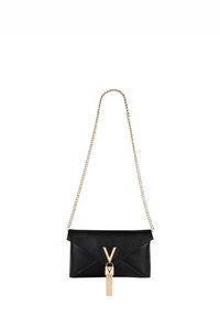 Schwarze Lederhandtasche mit einer goldenen Kettenriemen, ausgestattet mit einem V-förmigen Verschluss und Quasten-Detail, rechteckige Form und glatte Textur.