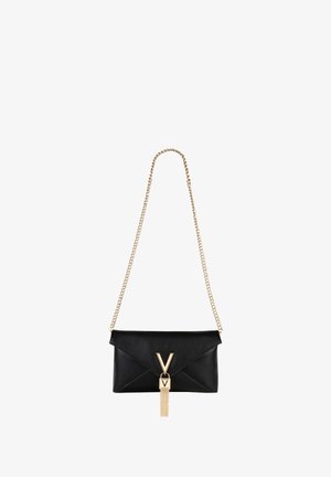 Schwarze Lederhandtasche mit einer goldenen Kettenriemen, ausgestattet mit einem V-förmigen Verschluss und Quasten-Detail, rechteckige Form und glatte Textur.