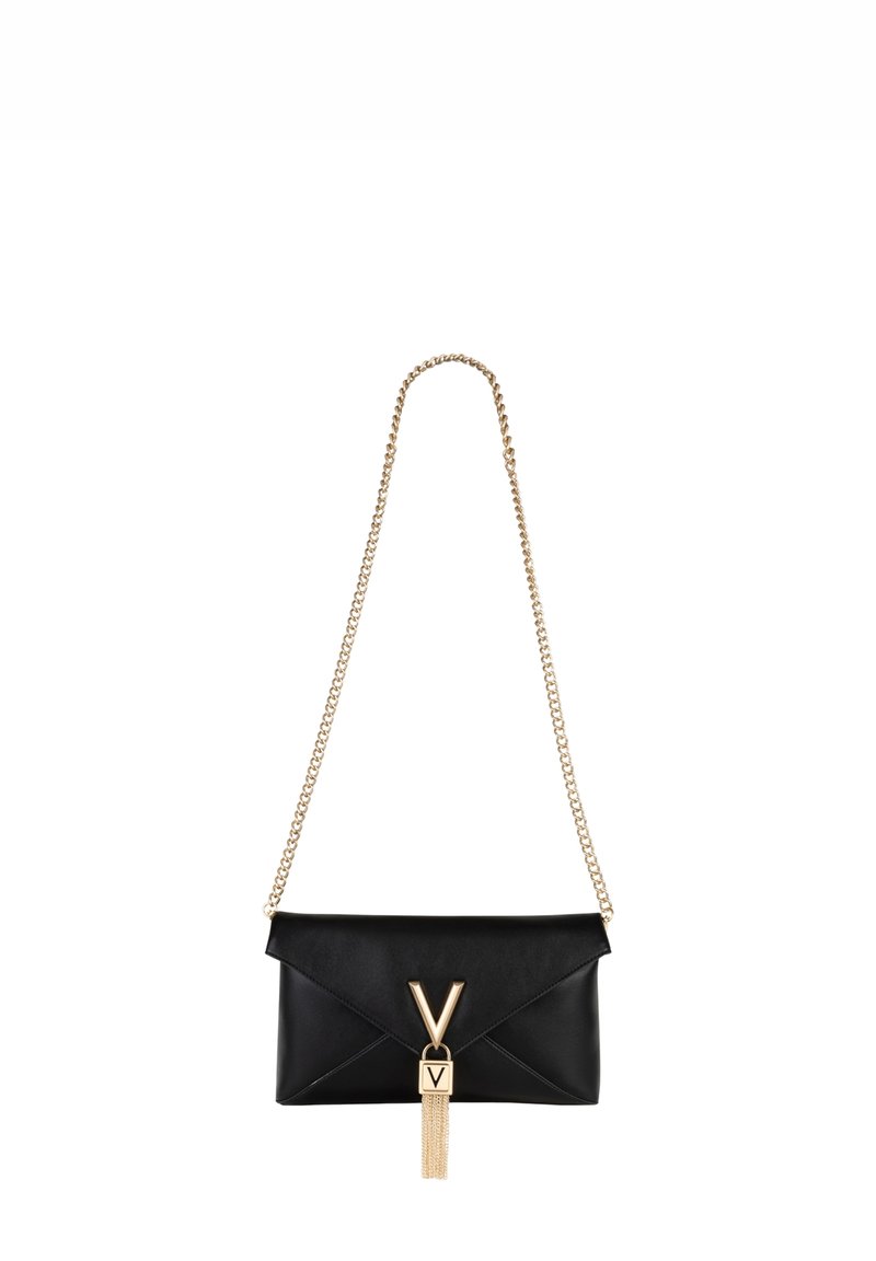 Schwarze Lederhandtasche mit einer goldenen Kettenriemen, ausgestattet mit einem V-förmigen Verschluss und Quasten-Detail, rechteckige Form und glatte Textur.