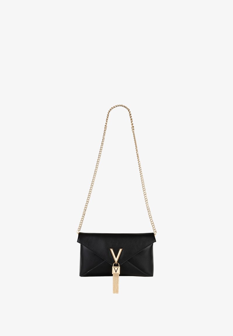 Schwarze Lederhandtasche mit einer goldenen Kettenriemen, ausgestattet mit einem V-förmigen Verschluss und Quasten-Detail, rechteckige Form und glatte Textur.