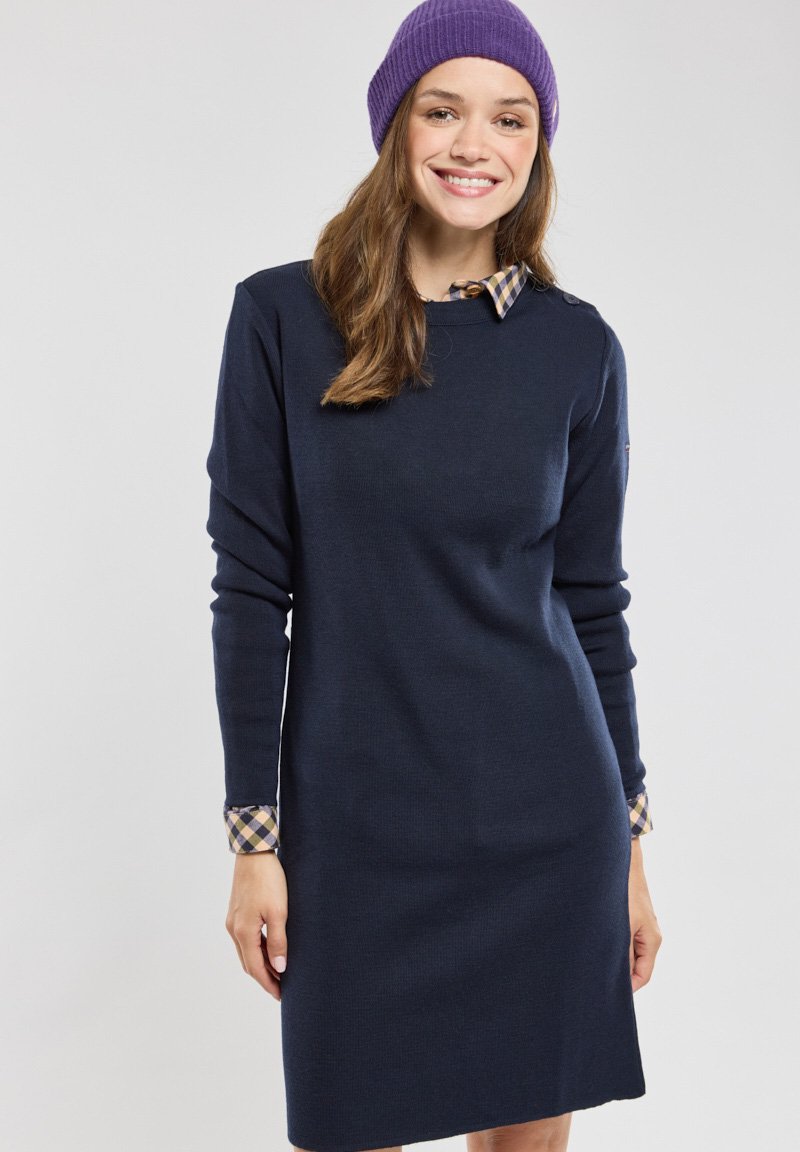 Navy gebreide jurk met lange mouwen en een kraag van een geruite shirtonderlaag bij de manchetten. Eenvoudig, recht gesneden ontwerp.
