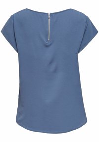 Blouse bleu texturé avec des manches courtes, un col rond et un détail de fermeture éclair métallique à l'arrière. Coupe ajustée, légèrement drapée.