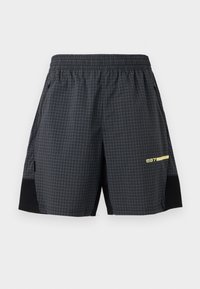 Μαύρο αθλητικό σορτς με λευκό μοτίβο πλέγματος, ελαστική μέση, τσεπάκια με φερμουάρ στα πλαϊνά, μαύρα πάνελ από δίχτυ και μικρό κίτρινο λογότυπο "e37".