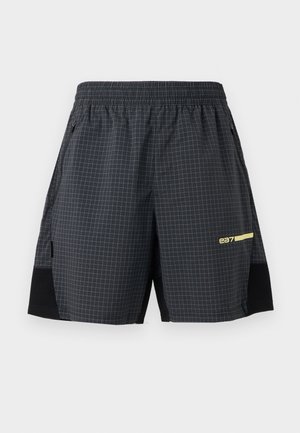 Μαύρο αθλητικό σορτς με λευκό μοτίβο πλέγματος, ελαστική μέση, τσεπάκια με φερμουάρ στα πλαϊνά, μαύρα πάνελ από δίχτυ και μικρό κίτρινο λογότυπο "e37".