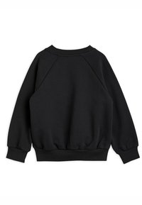 Sudadera negra de manga larga con puños y dobladillo acanalados, y cuello redondo, mostrada desde atrás sobre un fondo blanco.