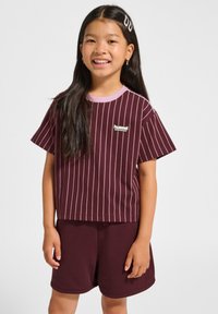 Burgunderrandig t-shirt med kort ärm och rosa krage, i kombination med matchande burgunderfärgade shorts, med en liten logotyp på t-shirten.