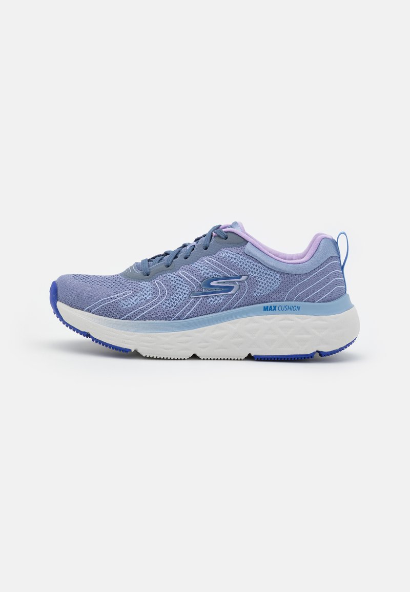 Hellblaue Sportschuhe mit einem atmungsaktiven Mesh-Obermaterial, gepolstertem Kragen und einer weißen Zwischensohle, die blaue Akzente aufweist. Strukturiertes Gummi-Laufsohle für besseren Halt.