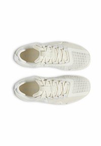 Scarpe da allenamento bianche con una tomaia in tessuto traspirante, pannelli laterali testurizzati, lacci piatti e un discreto dettaglio del logo sulla linguetta.