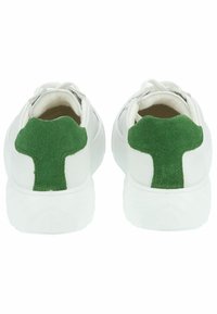 Zapatillas blancas con un acento de gamuza verde texturizada en el talón, forma redonda y diseño de cordones con un collarín acolchado.