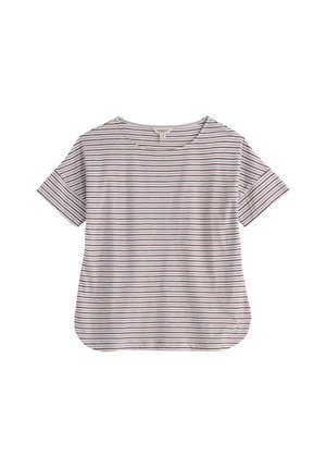 Biele tričko s krátkym rukávom s tenkými horizontálnymi čiernymi a červenými pruhmi a okrúhlym výstrihom, položené na rovnej ploche.