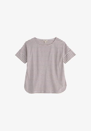 Fehér rövid ujjú póló vékony fekete és piros vízszintes csíkokkal, kerek nyakkivágással, laposan lerakva.