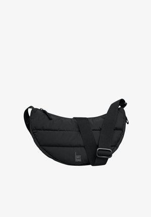 Zwarte, met padding gevoerde, halvemaanvormige crossbodytas met verstelbare brede riem en ritssluiting. "GOT BAG" logo gedrukt op de voorkant.