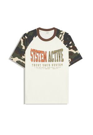 T-shirt blanc à manches courtes avec manches et col camouflage, avec les textes "SYSTEM ACTIVE" et "TRUST YOUR SYSTEM" sur le devant.