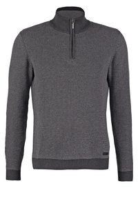 Maglione lavorato a maglia grigio scuro con colletto a mezza zip, polsini e orlo a coste, tessuto testurizzato con un motivo sottile e una piccola etichetta con logo nella parte inferiore.