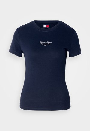 Marineblå bomullst-skjorte med korte ermer. Har en rund hals og hvit brodert tekst "Tommy Jeans New York City" på fronten.
